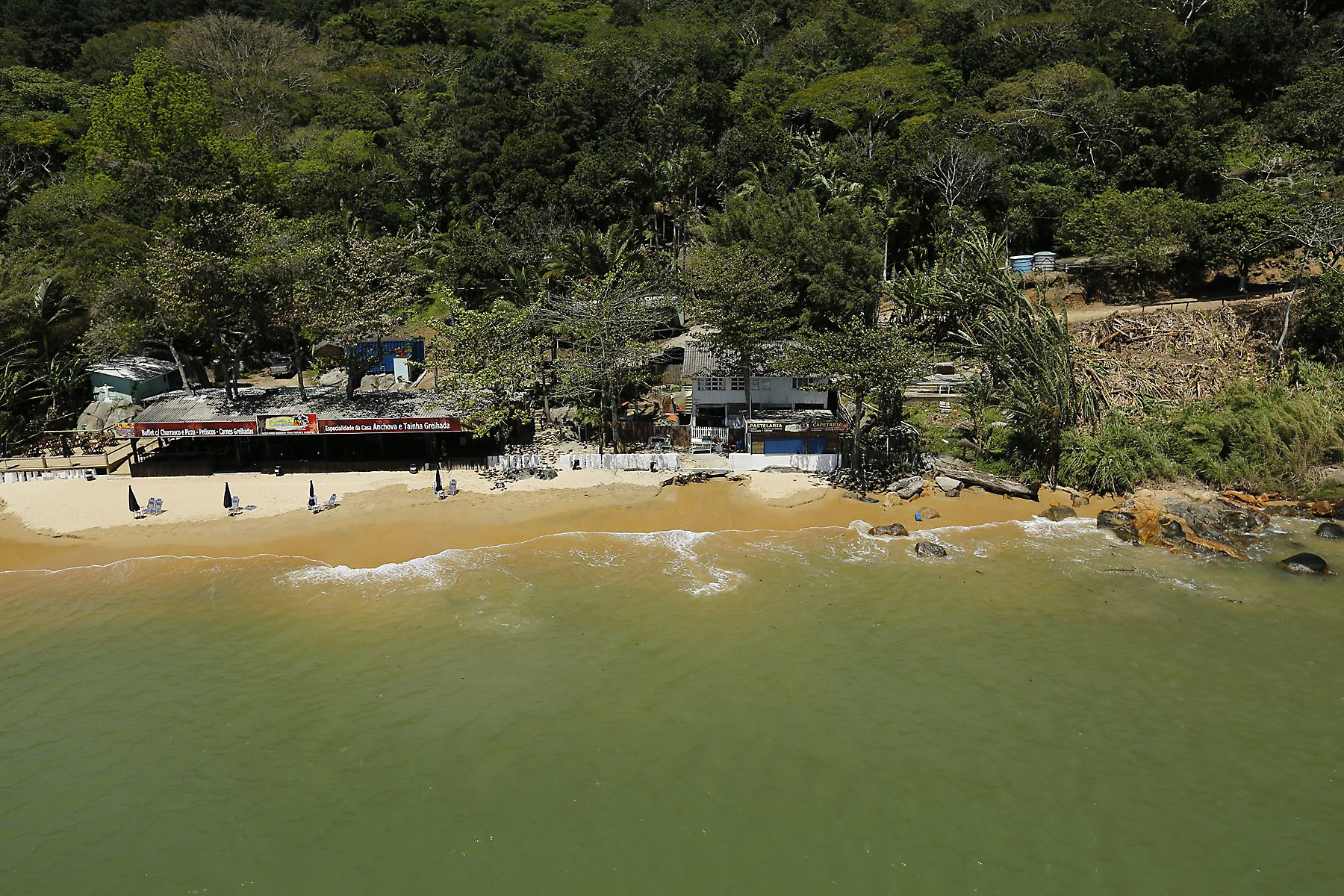 Ações da Prefeitura de Balneário Camboriú melhoram balneabilidade na praia  de Laranjeiras