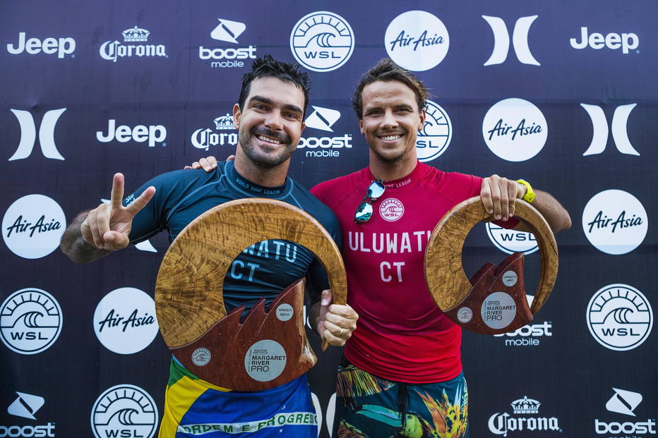 Willian Cardoso (esq.) e Julian Wilson, campeão e vice da etapa de Bali do Circuito Mundial de Surfe. Foto: Kelly Cestari/WSL