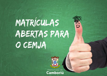 A thumb up with the sketch of the graduation hat and the words: ' back to school ' which are written on the green chalkboard.
