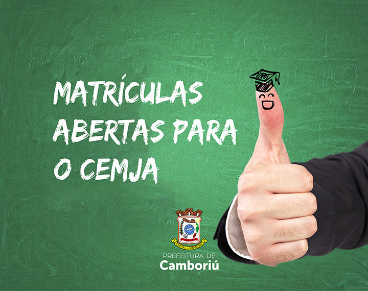 A thumb up with the sketch of the graduation hat and the words: ' back to school ' which are written on the green chalkboard.