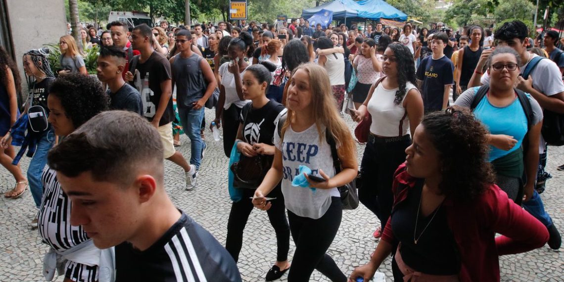 Estudantes fazem segundo dia de provas do ENEM, na UERJ