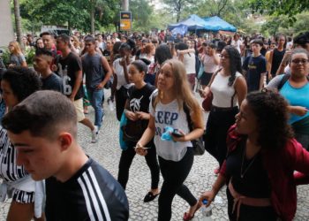 Estudantes fazem segundo dia de provas do ENEM, na UERJ