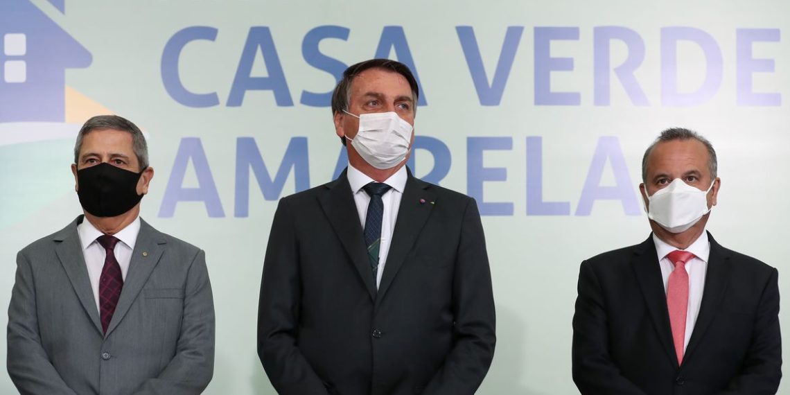 O ministro da Casa Civil,  Braga Netto, o presidente da República, Jair Bolsonaro, e o  ministro do Desenvolvimento Regional, Rogério Marinho, durante a cerimônia de lançamento do Programa Casa Verde e Amarela
