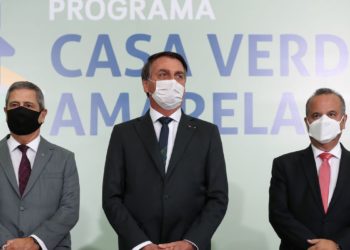 O ministro da Casa Civil,  Braga Netto, o presidente da República, Jair Bolsonaro, e o  ministro do Desenvolvimento Regional, Rogério Marinho, durante a cerimônia de lançamento do Programa Casa Verde e Amarela