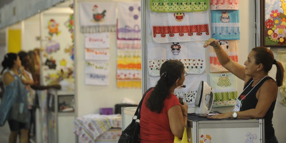 Rio de Janeiro - Feira de capacitação em artesanato Rio Artes Manuais, no Centro de Convenções SulAmérica, no bairro do Estácio, oferece oficinais de novas técnicas artesanais (Fernando Frazão/Agência Brasil)