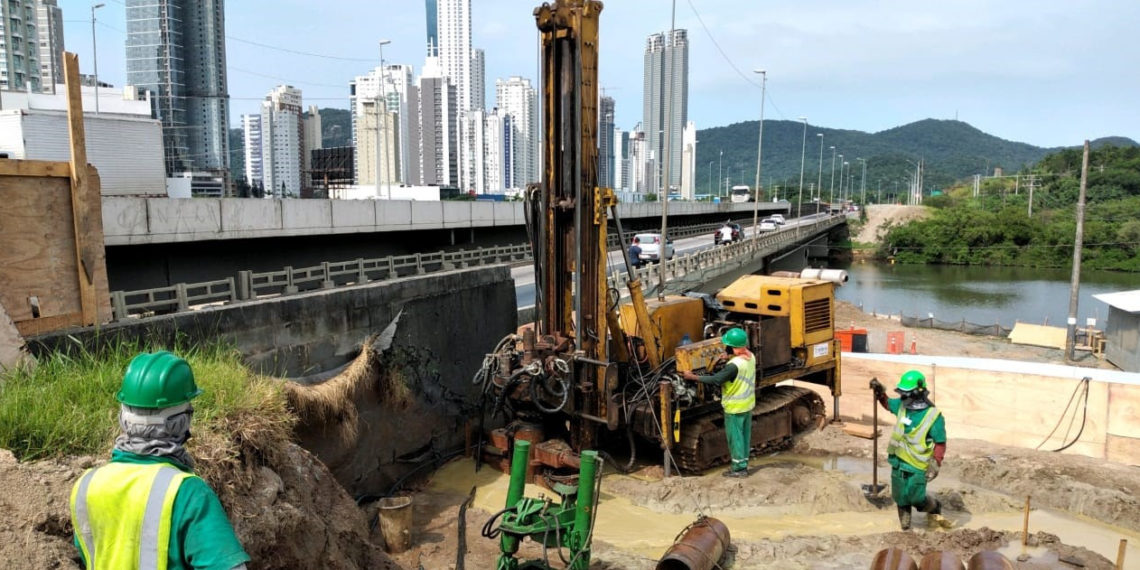 Trabalhadores atuam na etapa de fundação da nova ponte sobre o Rio Camboriú, na marginal sul da BR-101/SC