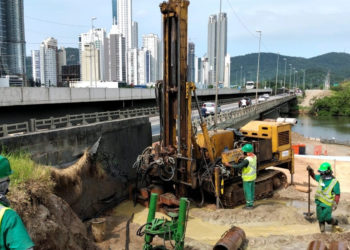 Trabalhadores atuam na etapa de fundação da nova ponte sobre o Rio Camboriú, na marginal sul da BR-101/SC