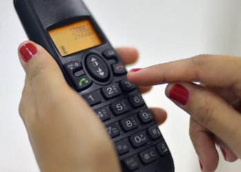 Brasília - Ligação de telefone fixo para celular ficará 13% mais barata em março. A Anatel publicou hoje (24), no Diário Oficial, as novas tarifas de remuneração de redes móveis (Marcello Casal Jr./Agência Brasil)