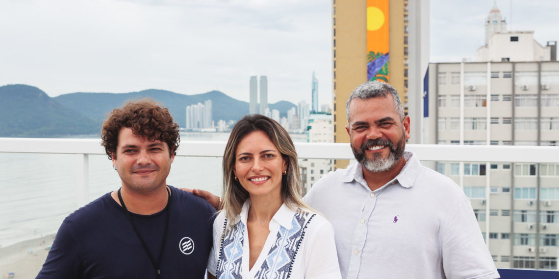 O diretor da Open Street Gallery Murilo Trevizol, a presidente da EMBRAED Tatiana Rosa Cequinel e o artista que assina o mural Marlon Muk