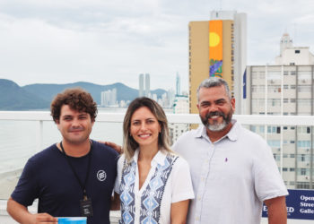 O diretor da Open Street Gallery Murilo Trevizol, a presidente da EMBRAED Tatiana Rosa Cequinel e o artista que assina o mural Marlon Muk