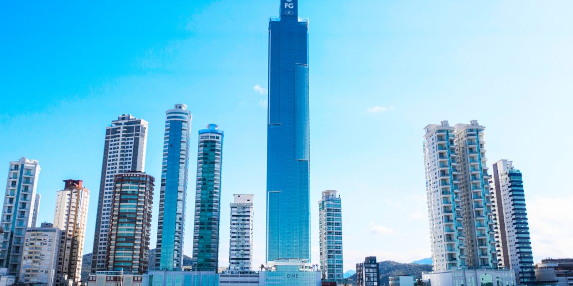 Na foto, o One Tower, entregue pela construtora em dezembro de 2022. É o residencial mais alto da América Latina e o único certificado pelo CBTUH