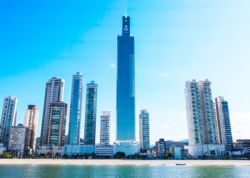 Na foto, o One Tower, entregue pela construtora em dezembro de 2022. É o residencial mais alto da América Latina e o único certificado pelo CBTUH