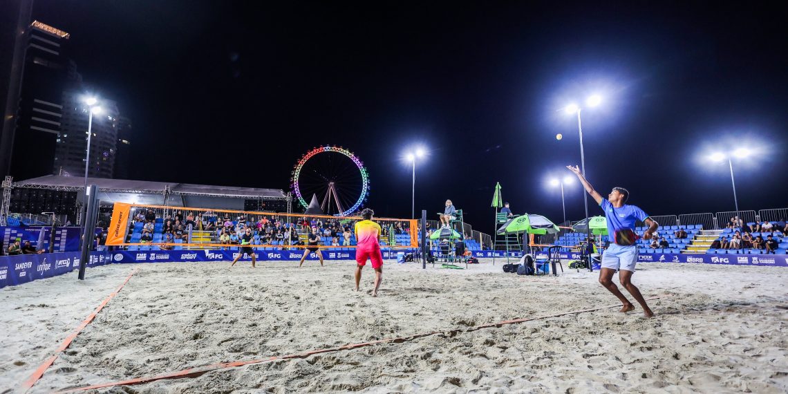 Conhecidas as duplas classificadas pelo Qualyfing, terceiro dia de disputas na estrutura montada na Praia Central terá as grandes estrelas da modalidade em ação - Foto: Cristiano Andujar