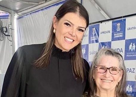 Vereadora Juliethe Nitz ao lado da presidente do Conselho Municipal da Pessoa Idosa, Maria Flávia dos Santos Bento.