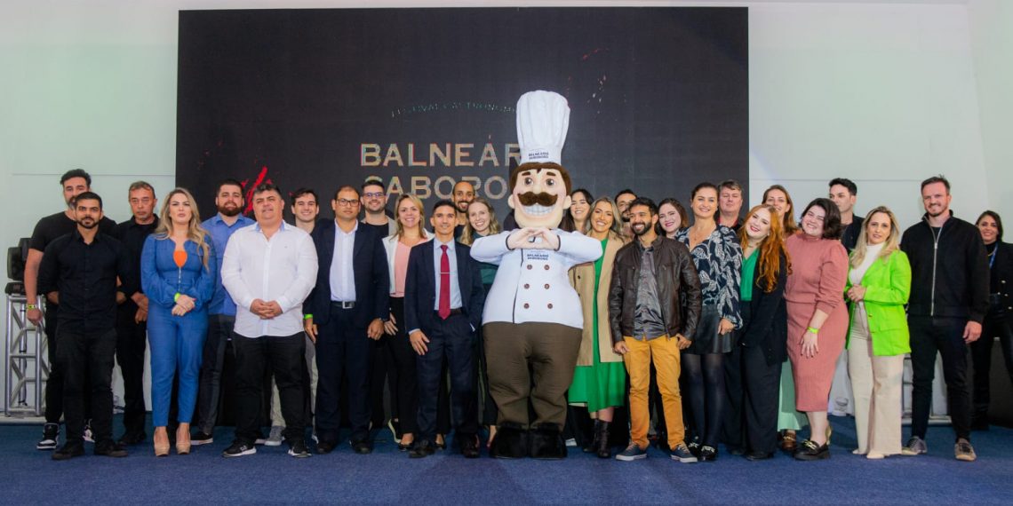 Os representantes dos 29 restaurantes participantes do 14° Balneário Saboroso com o mascote Chefinho