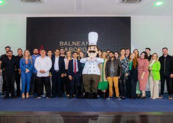 Os representantes dos 29 restaurantes participantes do 14° Balneário Saboroso com o mascote Chefinho