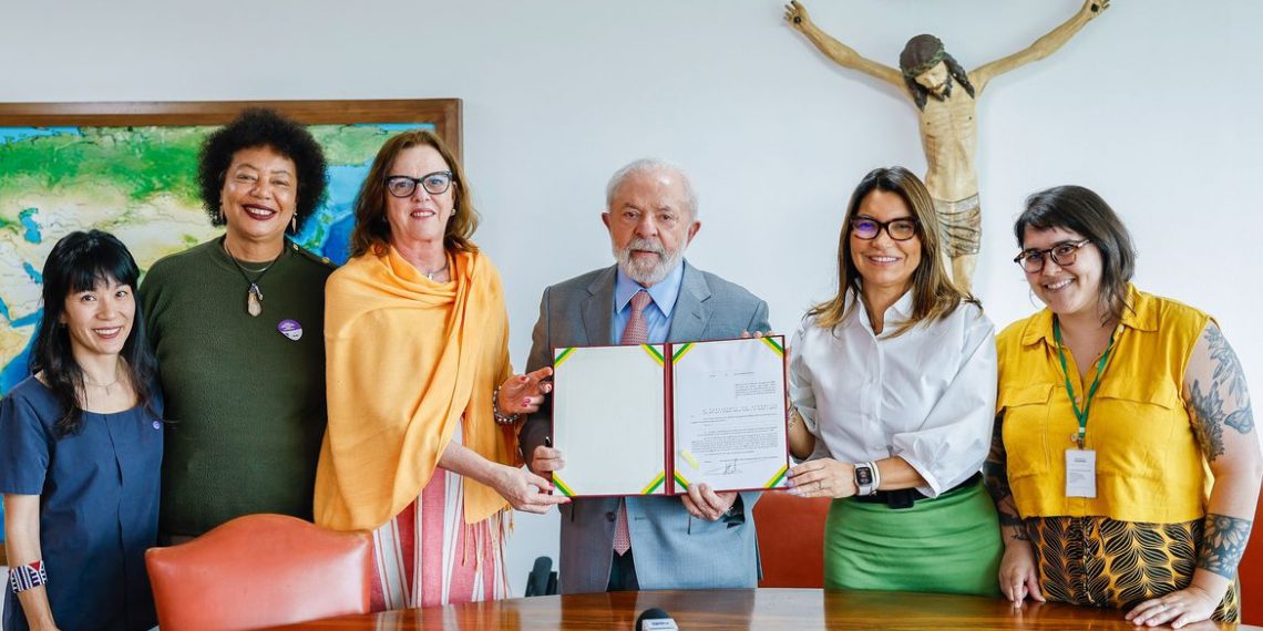 14.09.2023 - Presidente da República, Luiz Inácio Lula da Silva, durante a Assinatura de Sanção do Projeto de Lei no 4.875/2020, que dispõe sobre a concessão de auxílio-aluguel para mulheres vítimas de violência doméstica, no Palácio do Planalto. Brasília - DF. Foto: Ricardo Stuckert / PR
