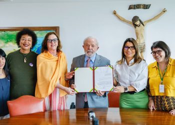 14.09.2023 - Presidente da República, Luiz Inácio Lula da Silva, durante a Assinatura de Sanção do Projeto de Lei no 4.875/2020, que dispõe sobre a concessão de auxílio-aluguel para mulheres vítimas de violência doméstica, no Palácio do Planalto. Brasília - DF. Foto: Ricardo Stuckert / PR