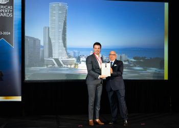 Eduardo Pastor, CEO da Sunprime Empreendimentos, durante premiação em Toronto. Foto Divulgação/Growth Global