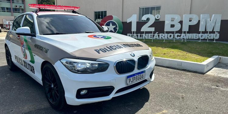 BMW 120i vira viatura policial em Balneário Camboriú