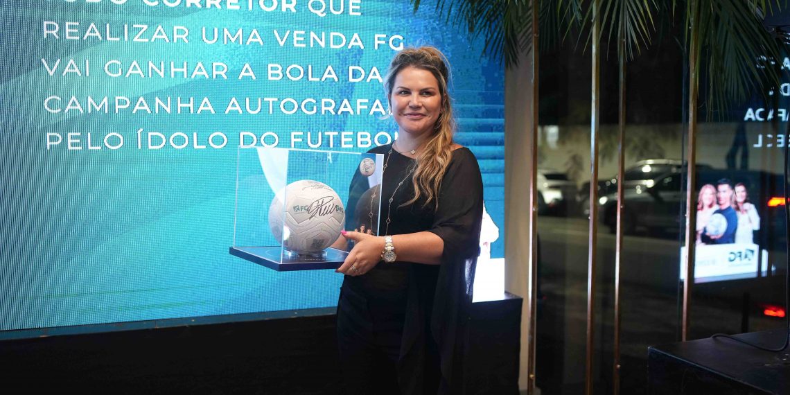 Crédito: Camila Carniel/FG / Empresária Kátia Aveiro e a cobiçada bola assinada pelo craque Cristiano Ronaldo