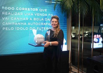 Crédito: Camila Carniel/FG / Empresária Kátia Aveiro e a cobiçada bola assinada pelo craque Cristiano Ronaldo