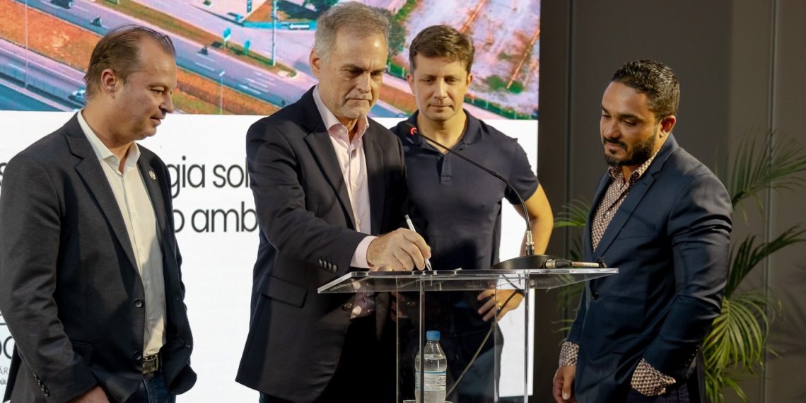 Evandro Neiva Sec Turismo de SC, Djalma Berger, gestor do Expocentro, Fabricio Oliveira Prefeito de BC e Jacson Chirollo da Edmond empresa que fornecerá os equipamentos