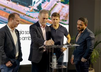 Evandro Neiva Sec Turismo de SC, Djalma Berger, gestor do Expocentro, Fabricio Oliveira Prefeito de BC e Jacson Chirollo da Edmond empresa que fornecerá os equipamentos