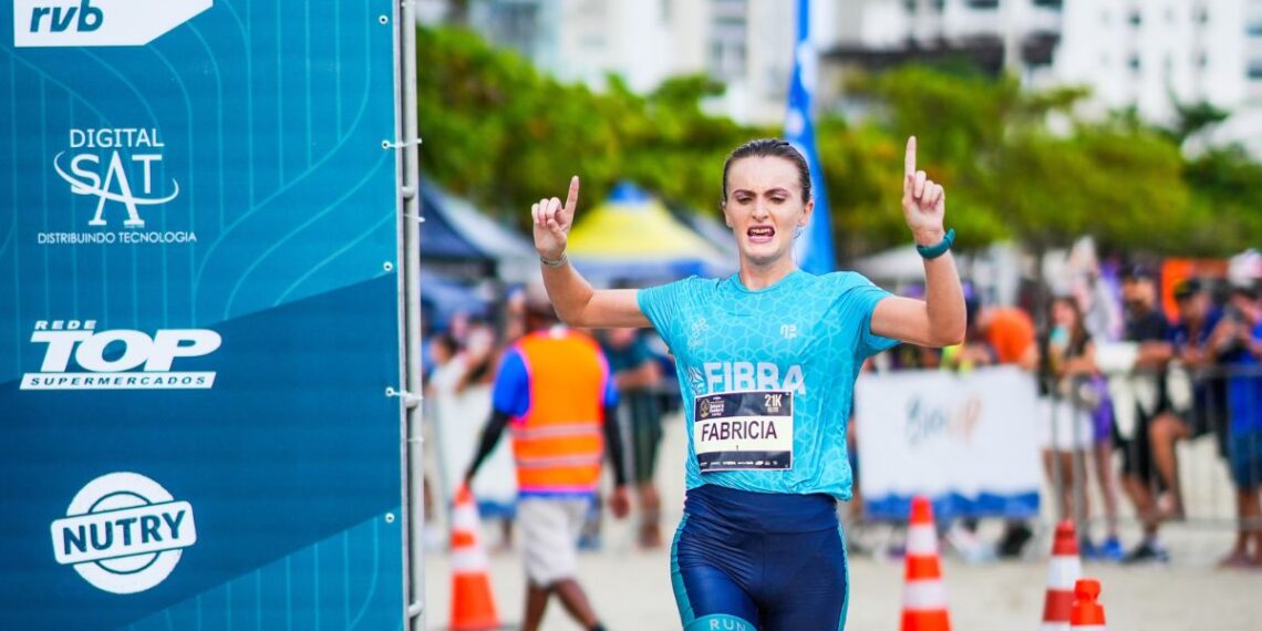 Evento tradicional do calendário de corridas do Sul do Brasil tem maior edição da história, com 5 mil atletas em ação neste sábado (12) e domingo (13). Fabricia Stedille (foto) conquistou o tricampeonato da prova - Foto: G2 Filmes/Corre Brasil