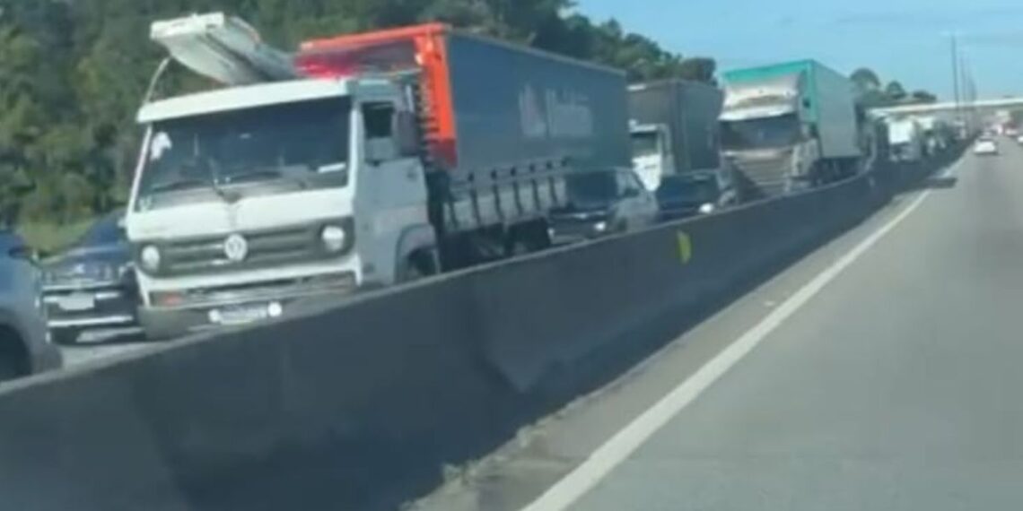 Trânsito na BR-101 / Redes Sociais