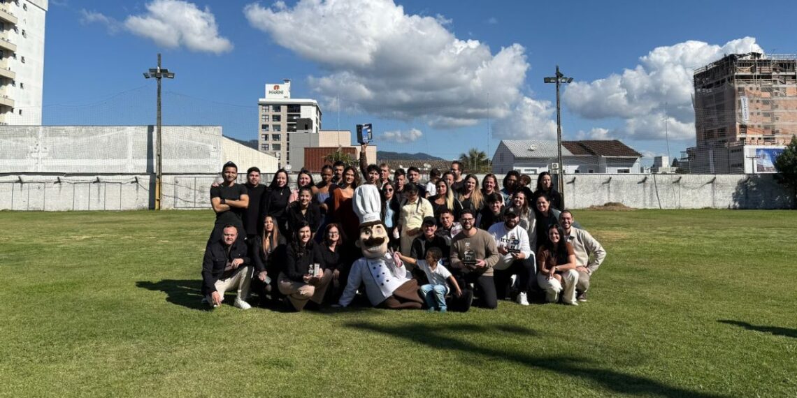 O mascote do Balneário Saboroso, Chefinho, com a equipe do Kombina Felice, campeão em vendas