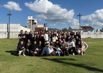 O mascote do Balneário Saboroso, Chefinho, com a equipe do Kombina Felice, campeão em vendas